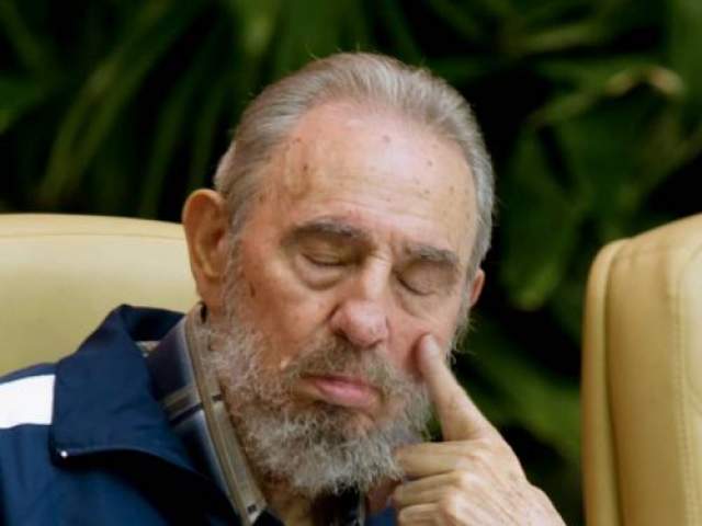 Бывший президент Кубы Фидель Кастро задремал во время заседания 6-го конгресса кубинской коммунистической партии в апреле 2011 года в Гаване. 