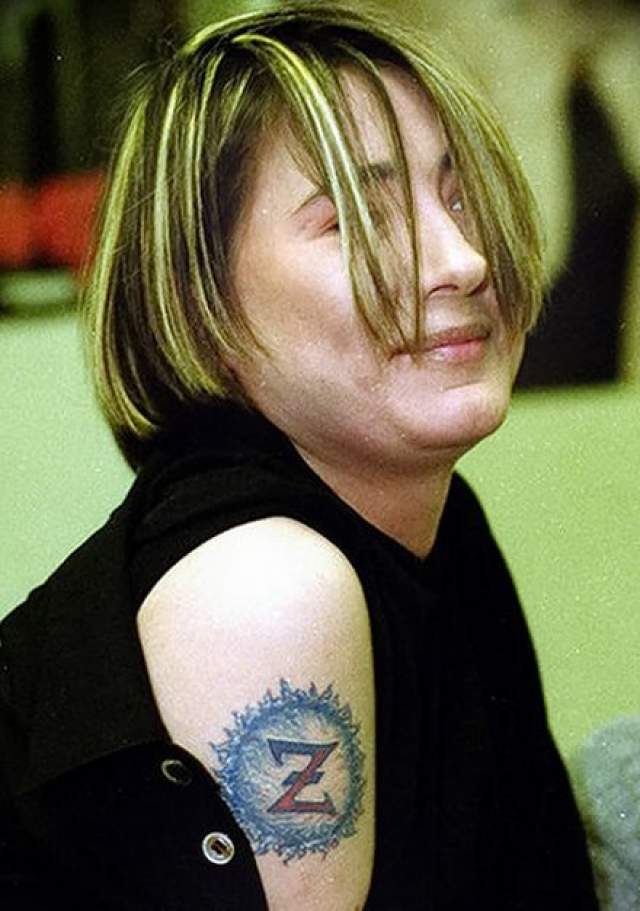 Тату Земфиры в виде буквы "Z" в круге на правом плече, пожалуй известна многим, ранее исполнительница говорила, что татуировка оберегает ее и приносит удачу.