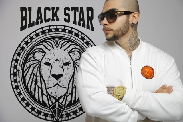 Тимати успешно продает одежду под брендом "Black star" по всей стране через сеть фирменных магазинов.