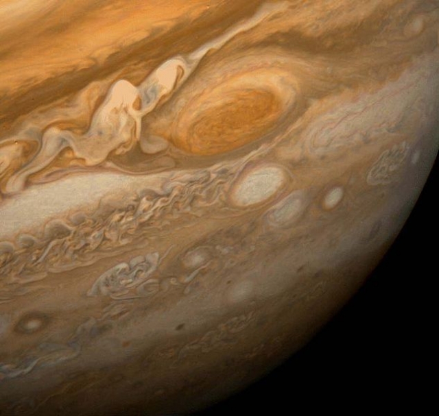 Буря, размером с Землю на Юпитере, которая происходит там уже миллиарды лет…