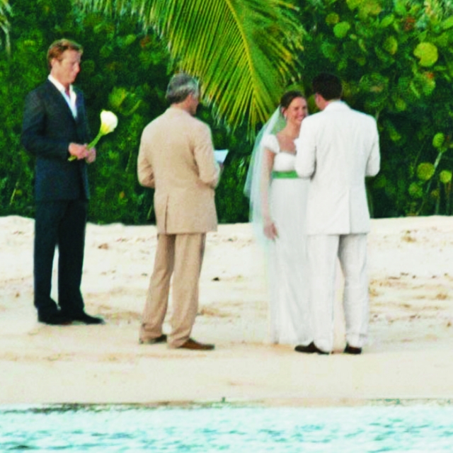 Дженнифер Гарнер и Бен Аффлек. Пара несколько раз переносила дату свадебной церемонии и в итоге остановилась на 29 июня 2005 года. Свадьба прошла на Карибах, куда были приглашены только родственники.