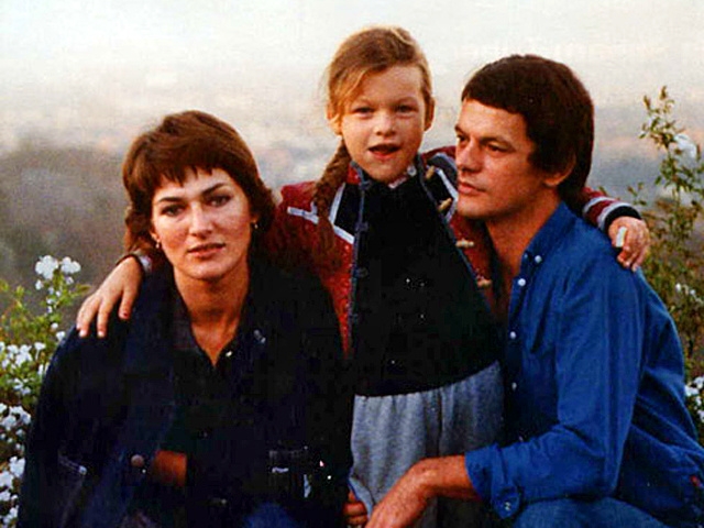 В то же время в Югославии семья Йововича, выступавшая против существующего политического режима в стране, попала в опалу, поэтому и туда влюбленным путь был закрыт.