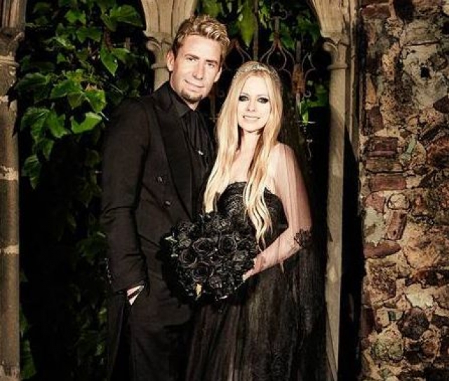 Аврил Лавинь. Вторым мужем певицы стал музыкант Чед Крюгер, а свадебное платье было черным, да еще и в готическом стиле.