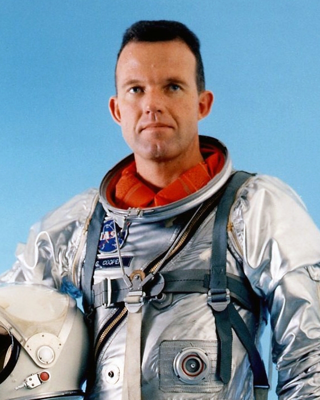 Гордон Купер. 15–16 мая 1963 года астронавт США на корабле "Меркурий-9" совершал 22 облета вокруг Земли. Пролетая над Австралией, над городом Перт, он сообщил, что к нему по пути приближался светящийся зеленоватым цветом объект с красным хвостом.
