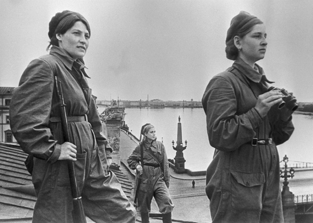 Девушки-бойцы ПВО несут боевое дежурство на крыше дома №4 по улице Халтурина. 01.05.1942 года.