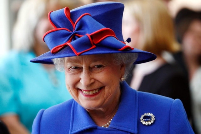 Королева Елизавета II обычно славится своими изысканными нарядами. Но с шляпками у правительницы порой случается "перебор".