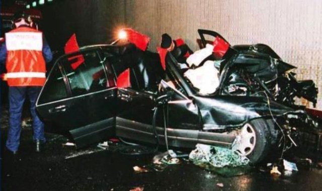Причины аварии, в которой погибла Леди Ди, достоверно не известны и по сей день. Как сообщали в Скотланд-Ярде в ночь на 31 августа 1997 года, автомобиль, в котором находилась принцесса, сын египетского миллионера Аль-Файед и водитель, попал в аварию под мостом Альма.