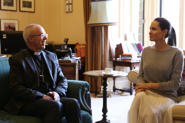 А вот Анджелина Джоли надела тонкий свитер без бюстгальтера на встречу с архиепископом.