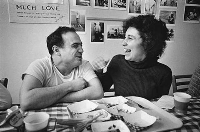 Денни де Вито и его жена Реа Перлман во время перерыва на сьемках фильма "Пролетая над гнездом кукушки", 1975 год