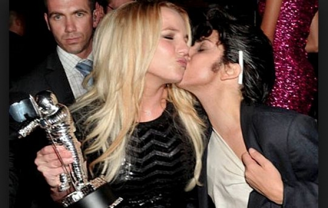 В 2011 году, на церемонии MTV Video Music Awards, Леди Гага, вручая Бритни награду, попыталась поцеловать ее, как это делала Мадонна, но у нее ничего не вышло.