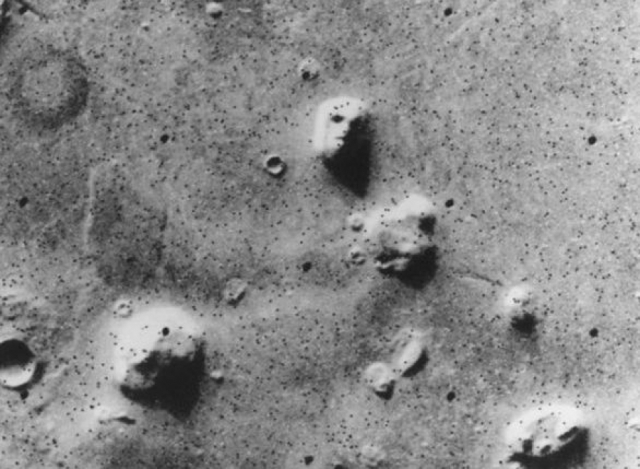 Объект, похожий на человеческое лицо НАСА опубликовало еще в 1976 году. Снимки, потрясшие даже скептиков, были сделаны космическим аппаратом "Викинг 1".