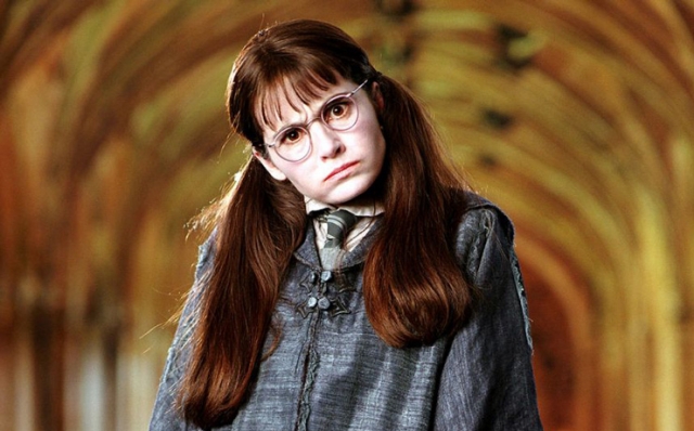 Ширли Хендерсон. 13-летнюю плаксу Миртл из "Гарри Поттер и тайная комната" сыграла 37-летняя актриса.