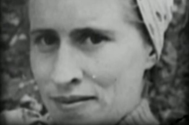 Антонина Макарова (Тонька-пулеметчица). На фронт пошла добровольцем, работала санитаркой. Во время обороны Москвы попала в плен, из которого она смогла бежать. Несколько месяцев скитаясь по лесу, приняла решение устроиться на службу к нацистам.