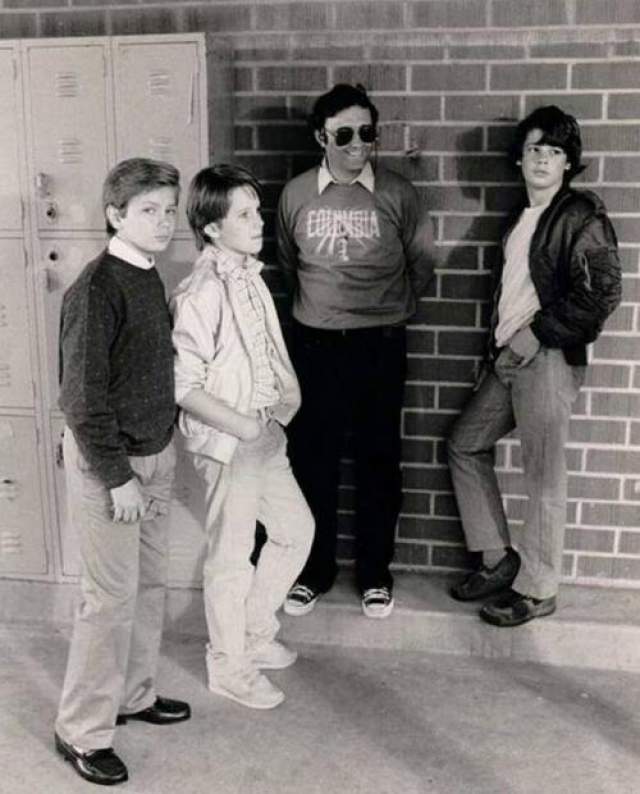 Ривер Феникс, Этан Хоук, Джейсон Прессон и режиссер Джо Данте на сьемках фильма "Исследователи", 1984 год 