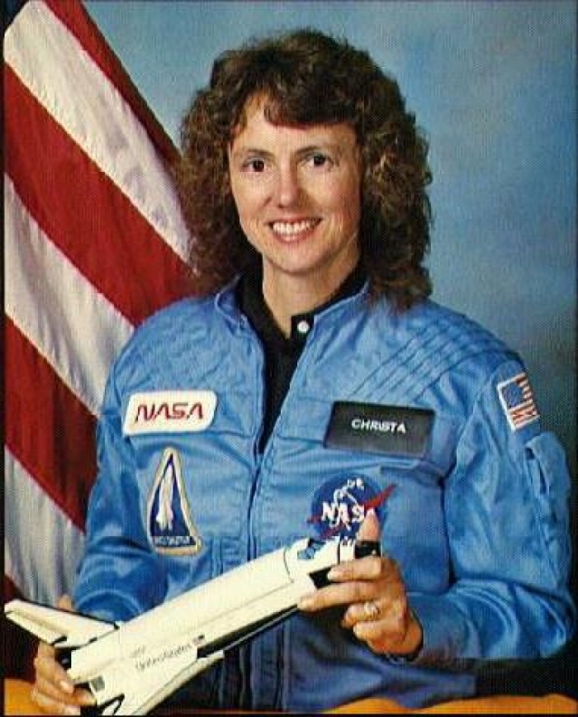 Специалист по полезной нагрузке - 37-летняя Шэрон Криста Корриган МакОлифф . Женщина-астронавт NASA, учительница из Бостона.