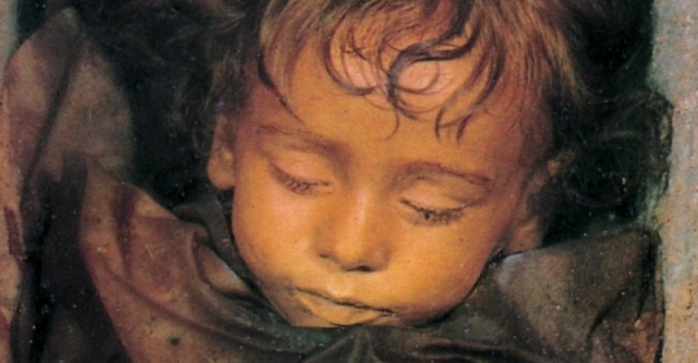 Двухлетняя девочка умерла от инфлюэнцы в 1918 году. После смерти врач сделал ей загадочный укол, благодаря которому тело не разложилось.