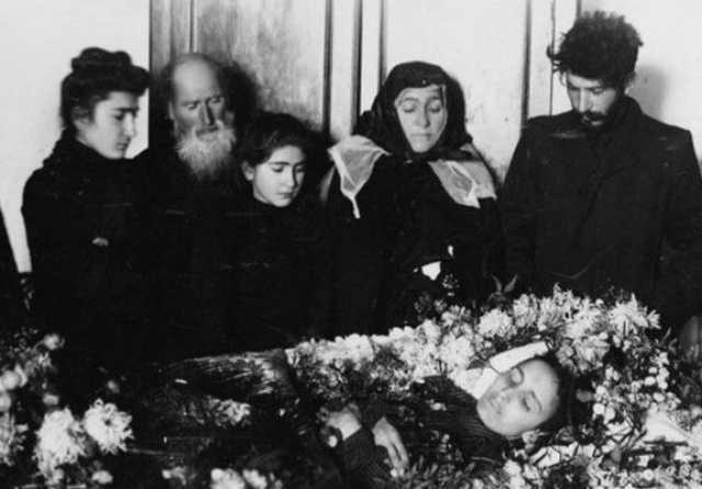 Надежда Аллилуева. Иосиф Сталин до того, как стать руководителем СССР, успел похоронить двух жен. Като Сванидзе скончалась в 1907 году вскоре после рождения сына. Вместе они прожили меньше полутора лет, но молодой революционер очень любил супругу и тяжело переживал потерю.