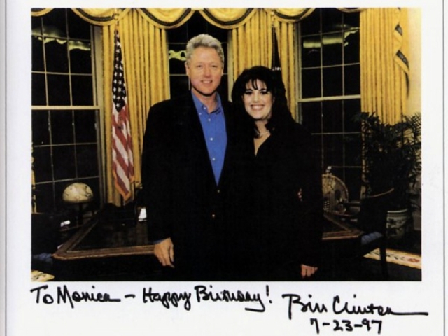 Пожалуй, самый громкий скандал в политическом мире - связь американского президента Билла Клинтона со стажеркой Белого дома Моникой Левински , отрицая которую президент чуть не заработал импичмент.
