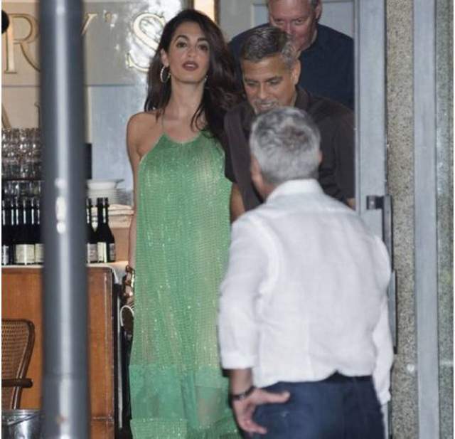 Джордж Клуни с супругой Амаль в одном из ресторанов.