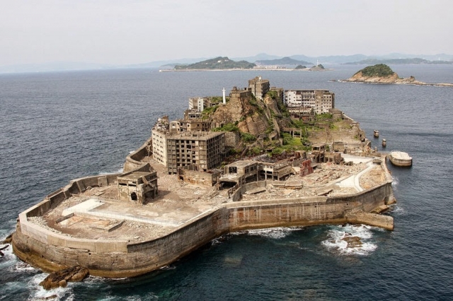 Остров Хасима, Япония. Город-остров был заселен после обнаружения подводных угольных шахт в 1887 году, в лучшие годы там жили 5259 человек.