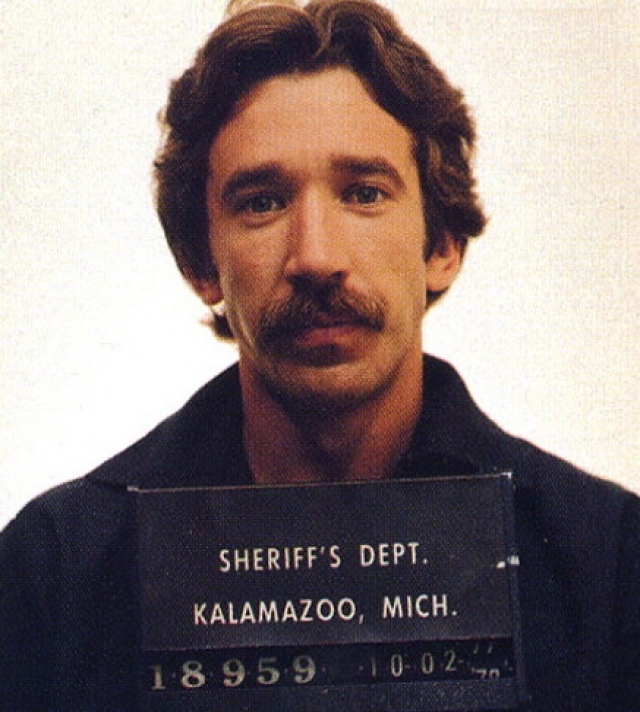 Тим Аллен. Актер, известный по фильму "Санта-Клаус" в 1970-х годах сидел в тюрьме за хранение и распространение наркотиков.
