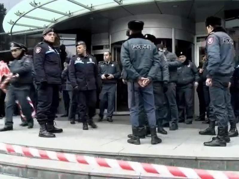 Вооруженные люди ворвались в полицию в ереване. Руководитель полиции Ереван. Следователь Армении.