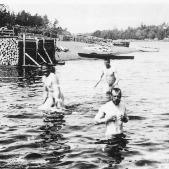 Николай II мог искупаться в озере вместе с простыми мужчинами.