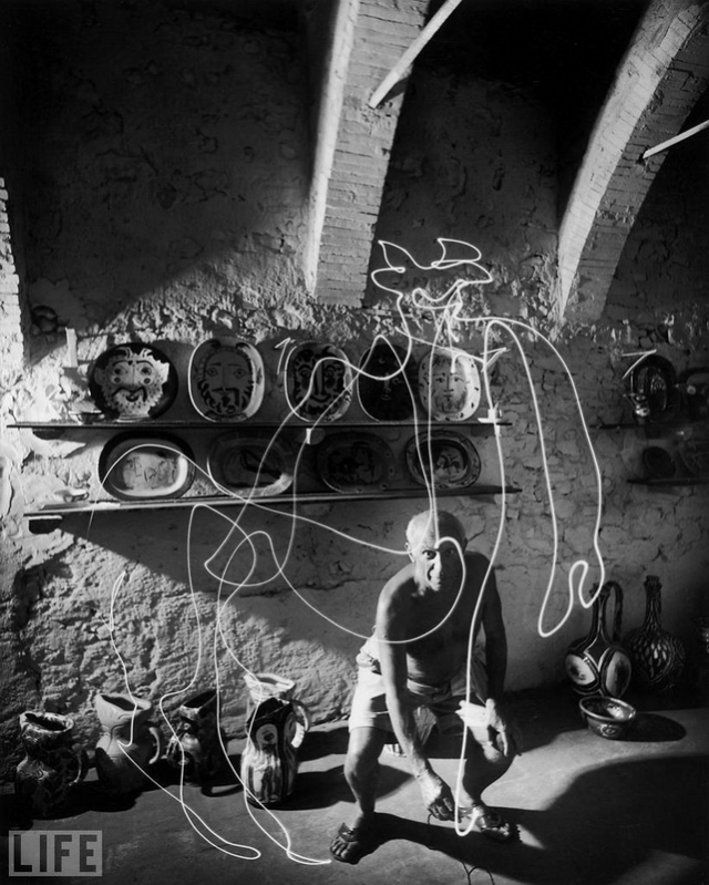 Пикассо и кентавр (Picasso and Centaur, Gjon Mili, 1949). Воображаемый рисунок воздухе.