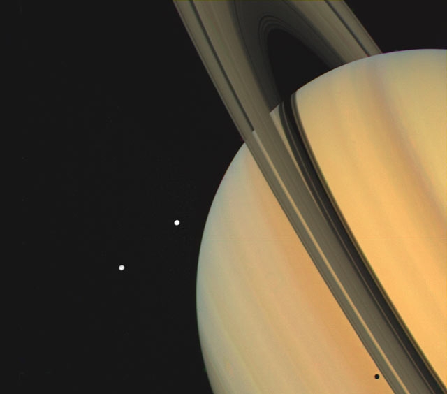 Тени, кольца и луны Сатурна.