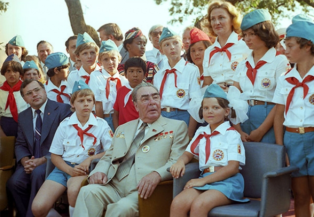 Собираясь в отпуск в Крым, Брежнев часто любил посещать всесоюзный пионерлагерь "Артек", радуя отдыхающую там пионерию.