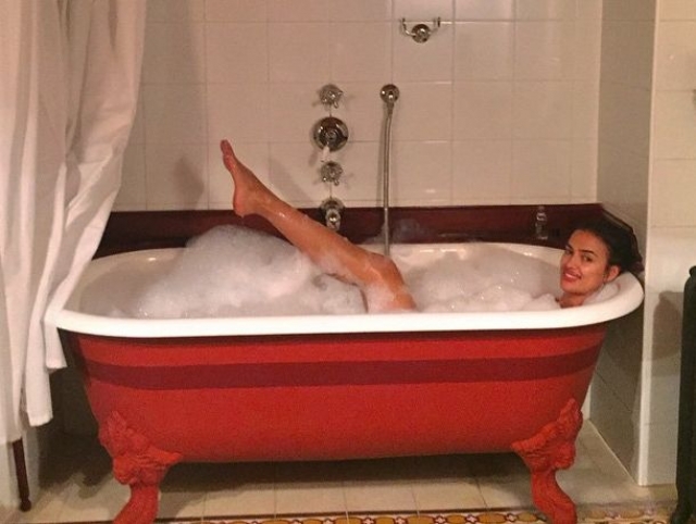 Ирина Шейк также показала довольно пикантный снимок из ванной.