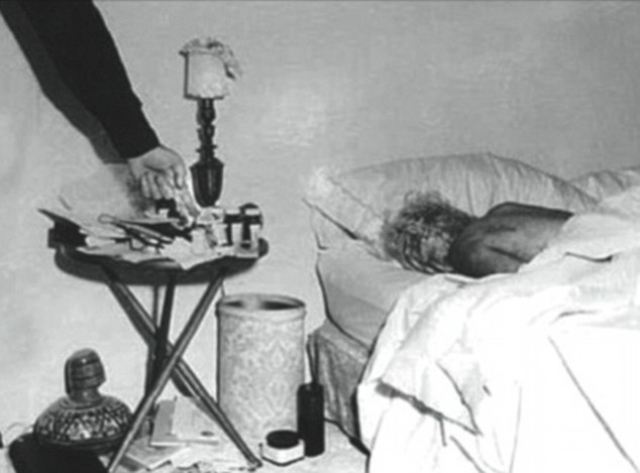 Мэрилин была найдена мертвой, с телефонной трубкой в руке, в ночь с 4 на 5 августа 1962 года, в собственном доме в Лос-Анджелесском районе Брентвуд, по адресу 12305 Fifth Helena Drive, Брентвуд, Калифорния.