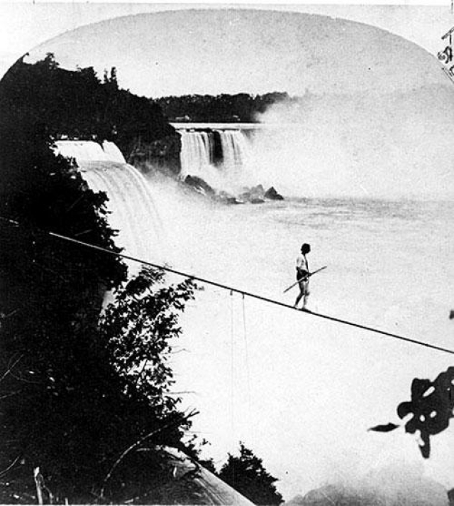 Генри Беллини пересёк водопад в 1873 году… Беллини жил в Англии и прибыл на Ниагару в возрасте 32 лет. 25 августа 1873 он совершил свою первую прогулку. Но не дошёл до середины, упал в воду и был подобран лодкой.