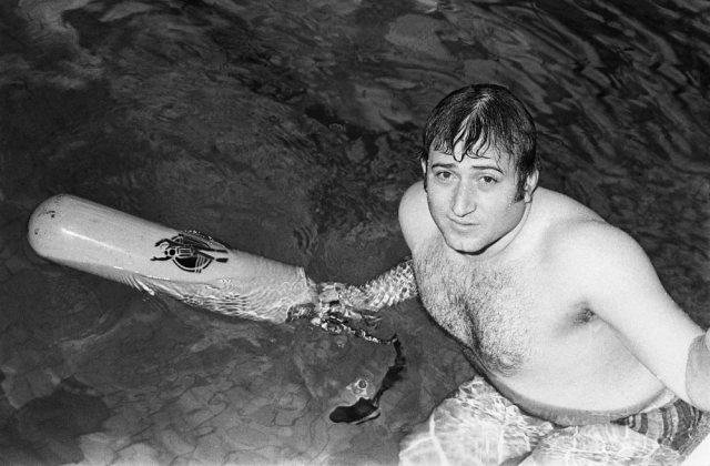 Когда семья переехала в Ереван, мальчик при поддержке отца решил пойти в профессиональный спорт. Сначала Шаварш занимался классическим плаванием и выигрывал чемпионат республики в своей возрастной категории.