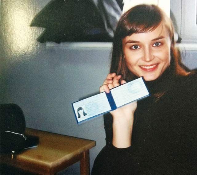Полина Гагарина со студенческим билетом, полученным во МХАТе.