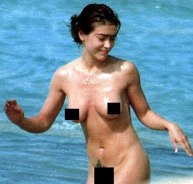 В 1999 году папарацци запечатлели Алиссу Милано во время отдыха на пляже с бойфрендом.