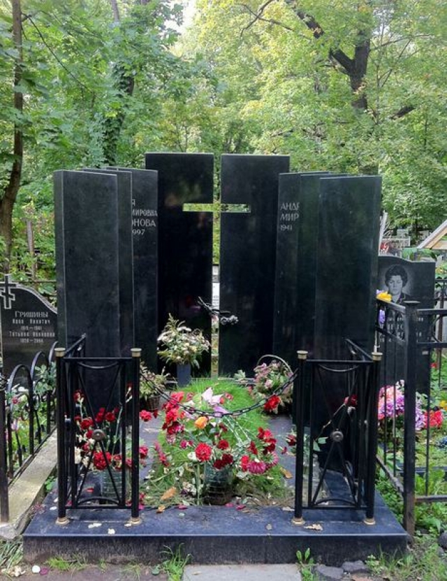 В течение двух дней проводились мероприятия по поддержке дыхания и сердцебиения. Актер скончался 16 августа в 5:35 утра. Андрея Миронова похоронили 20 августа 1987 года на Ваганьковском кладбище в Москве (участок № 40).