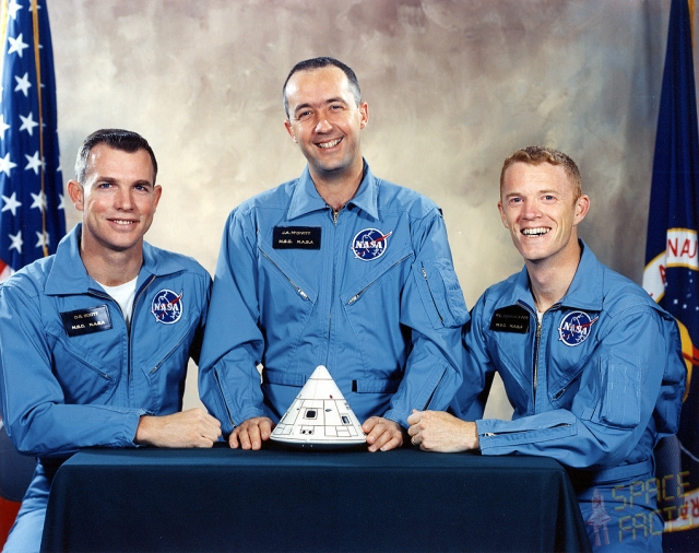 Внутри корабля во время испытания на космодроме Кеннеди находился экипаж из трех космонавтов: Вирджила Гриссома, Эдварда Уайта и Роджера Чаффи.