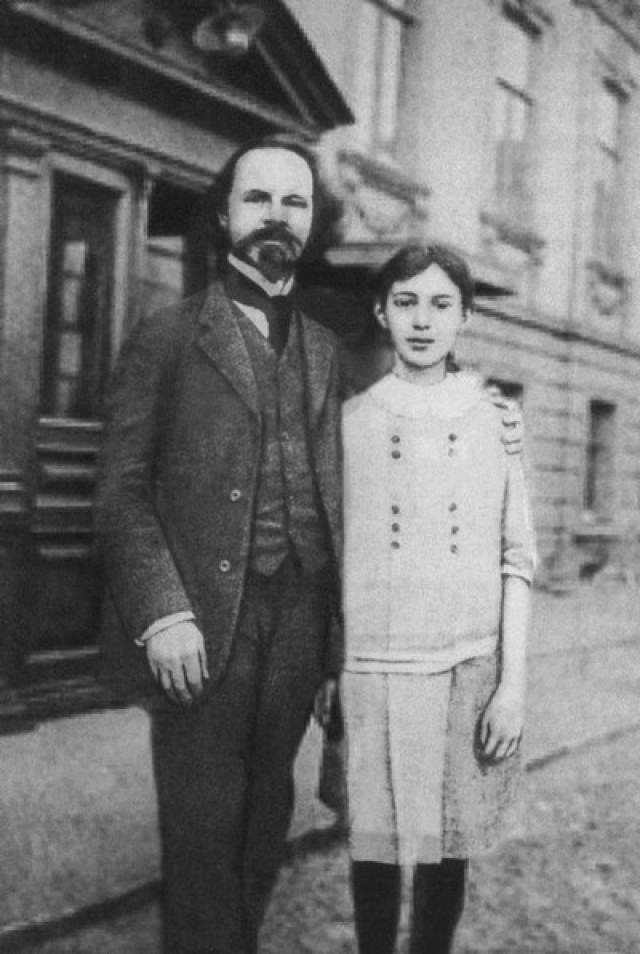 Константин Бальмонт покидал Россию несколько раз: в 1906 году он бежал от властей в Париж, откуда вернулся по амнистии 1913 года. Во второй раз он спасался уже от тяжелой, голодной и нищенской жизни в революционной стране и в 1920 году покинул родную страну навсегда с женой и дочерью.