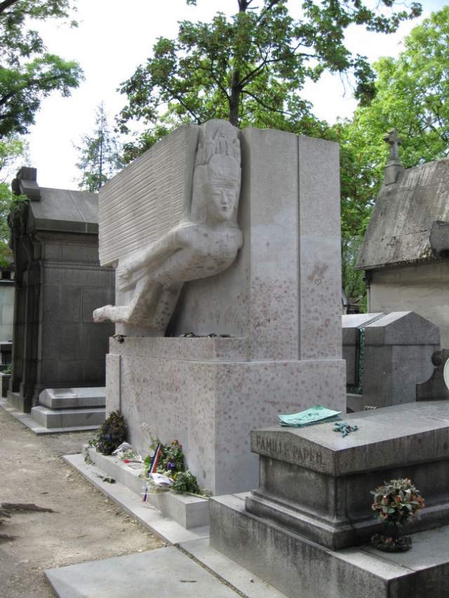 Это могильный камень Оскара Уальда в Париже.