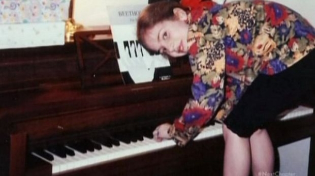 Уже в четыре года будущая звезда начала самостоятельно подбирать на фортепиано любимые песни.