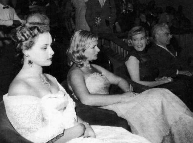 А это Татьяна Пилецкая, Надежда Чередниченко, Марина Ладынина и советский посол на Венецианском кинофестивале в 1957 году.