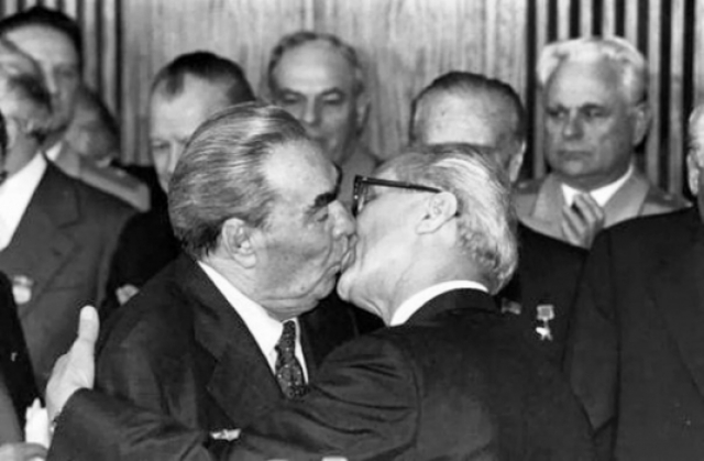 Пожалуй, самый известный поцелуй Леонида Брежнева. Им он одарил Эрика Хоннекера, руководителя ГДР, в 1971 году.