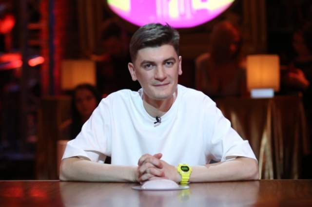 Александр выступает в качестве соведущего и артиста рейтинговых шоу "Comedy Woman" телеканала ТНТ и "Вечерний Ургант" Первого канала.