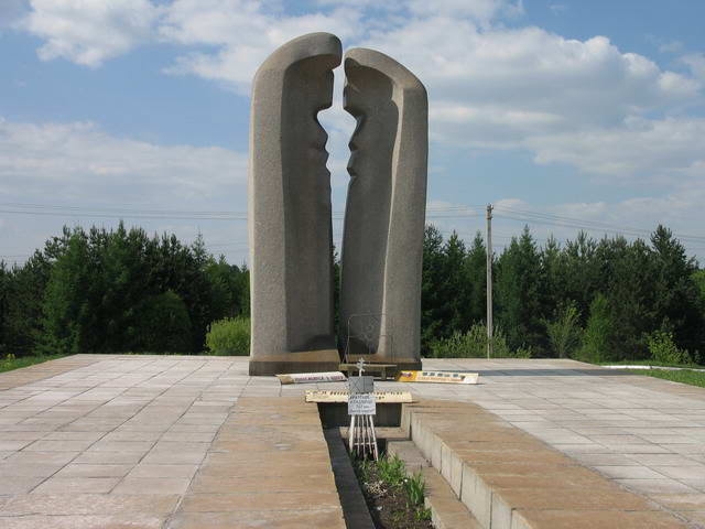В 1992 году на месте трагедии был сооружен восьмиметровый мемориал.