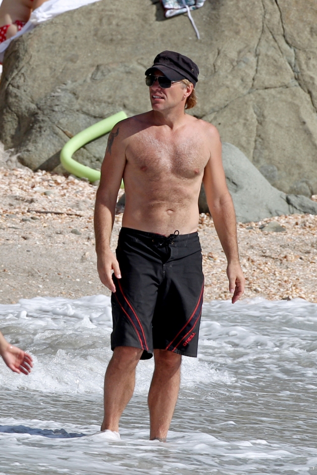 В 55 лет Джону не стыдно показаться на пляже без рубашки или надеть обтягивающую футболку.