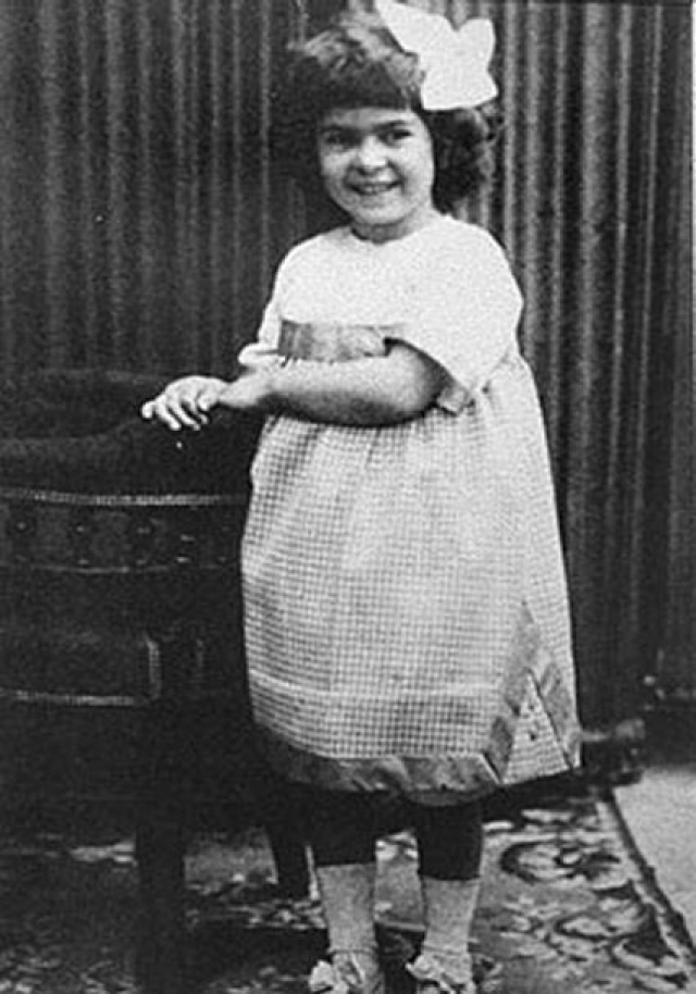 Коко Шанель. Будущая королева стиля родилась в Сомюре в 1883 году. Ее мать умерла при тяжелых родах, а отец не был заинтересован в воспитании отпрысков.