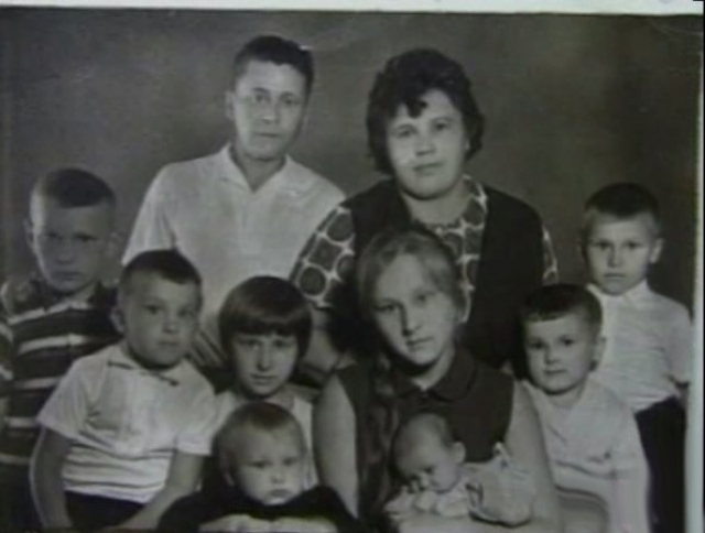 На 1988 год семья Овечкиных представляла собой мать Нинель Сергеевну (51 год) и ее 11 детей. Их отец, Дмитрий Дмитриевич, умер 3 мая 1984 года. В семье было семь сыновей: Василий (26 лет), Дмитрий (24 года), Олег (21 год), Александр (19 лет) Игорь (17 лет), Михаил (13 лет) и Сергей (9 лет) и четверо дочерей: Людмила (32 года), Ольга (28 лет), Татьяна (14 лет) и Ульяна (10 лет).
