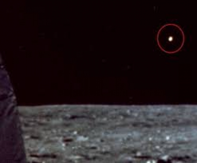 "Во время миссии Аполлона 11 на пути к Луне, я заметил свет в иллюминаторе корабля, казалось, что он движется вместе с нами. Было несколько объяснений этому явлению, другой корабль из другой страны, или это были панели, которые отошли, когда мы извлекли из посадочного модуля ракеты. Но все это было не то."