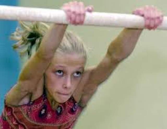 Александра Хучи. В 2001 году 12-летняя гимнастка, выступавшая за юниорскую команду Румынии, во время одного из занятий потеряла сознание и впала в кому. .